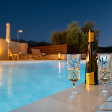 Pavlina , A Hidden Gem With Heated Pool And Ping Pong! Villa